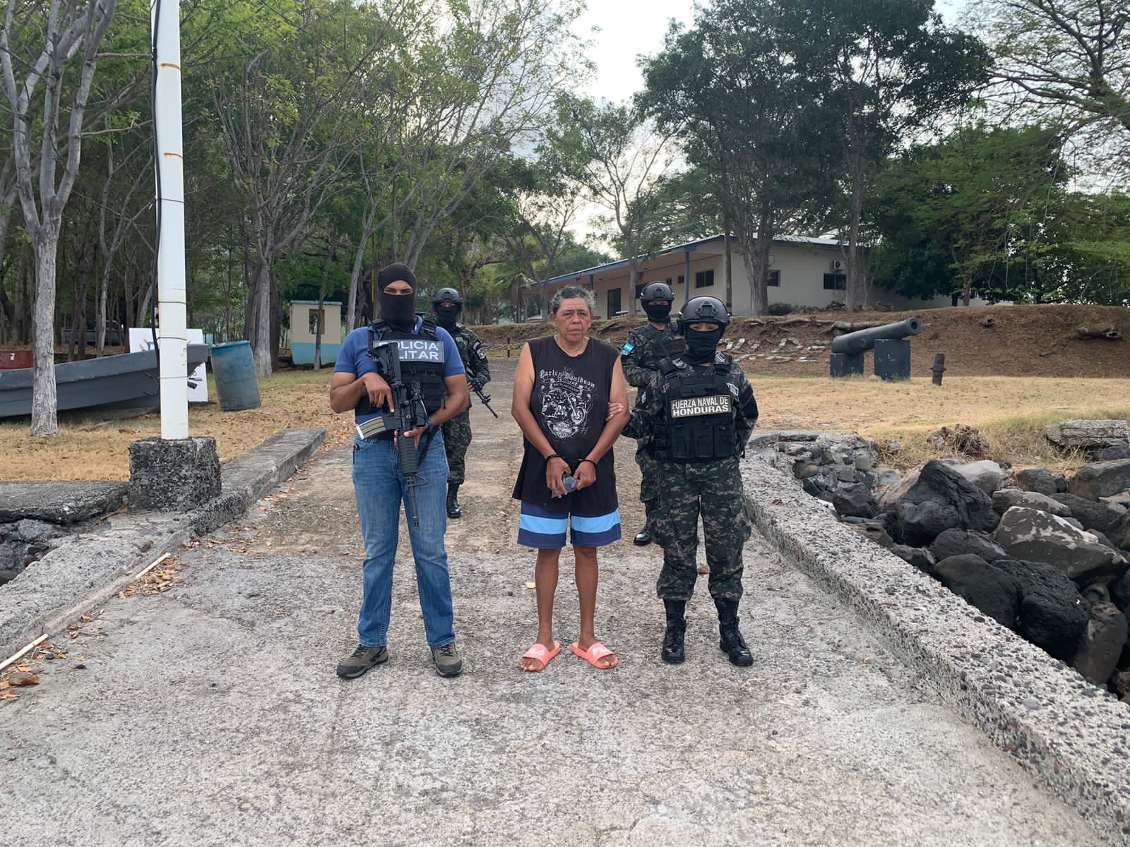 FFAA entrega a salvadoreña miembro de la pandilla 18 a las autoridades de El Salvador.
